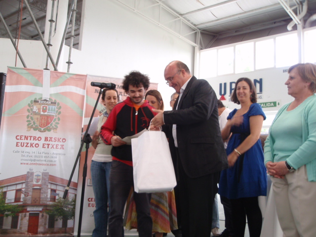 Momento de la entrega del premio al mejor afiche a Gustavo Echandia, miembro del Centro Vasco Gure Ametsa de Río Cuarto, en la Provincia de Córdoba (foto EuskalKultura.com)